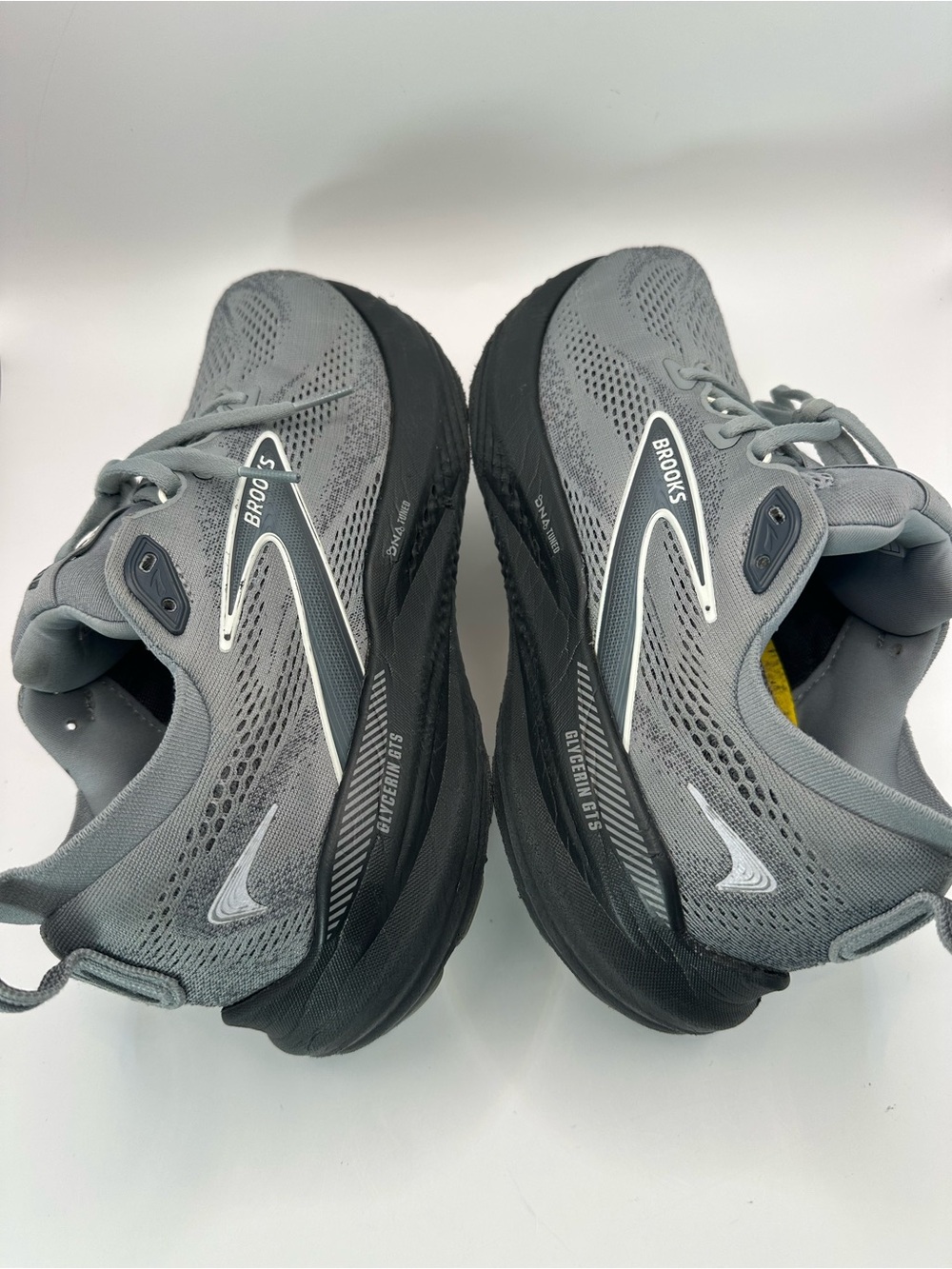 Brooks Glycerin 22 Grey Men's Running Sneakers with Black Sole - Picture 2 of 8